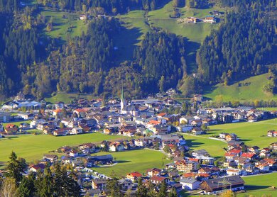 Zell am Ziller, Bergdorf Panorama, Tirol, Österreich/Zillertal  | © GettyImages.com/	agustavop