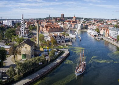 Blick auf die Danziger Altstadt mit Haeusern im hanseatischen Stil und der Klappbruecke ueber den Fluss Motlawa im Sonnenlicht | © Gettyimages.com/ewg3D