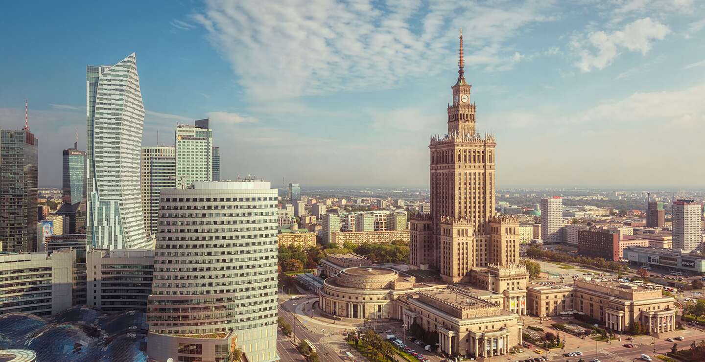Die Skyline des Zentrums von Warschau bei Tag. Auf der rechten Seite steht der Palast der Kultur und Wissenschaft, ein Beispiel stalinistischer Architektur aus den 1950er Jahren. | © Marcus Lindstrom/gettyimages.com