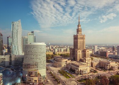 Die Skyline des Zentrums von Warschau bei Tag. Auf der rechten Seite steht der Palast der Kultur und Wissenschaft, ein Beispiel stalinistischer Architektur aus den 1950er Jahren. | © Marcus Lindstrom/gettyimages.com