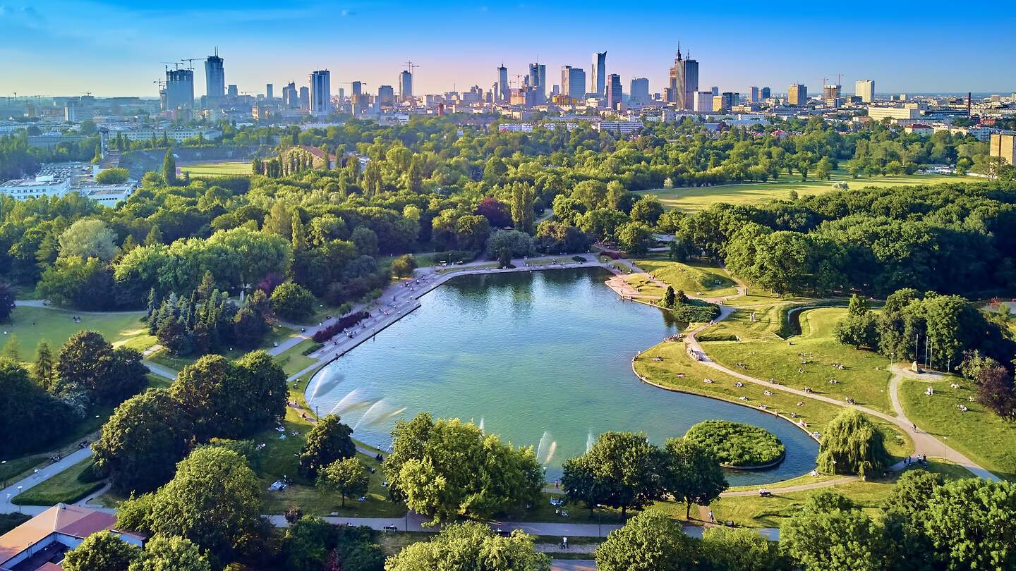 Ein wunderschöner Panoramablick auf den Sonnenuntergang an einem fabelhaften Abend im Juni von der Drohne in Pola Mokotowskie in Warschau, Polen | © Gettyimages.com/udmurd_PL