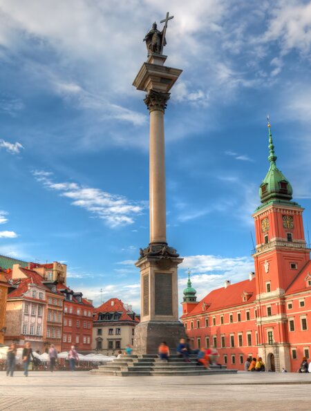 Altstadt in Warschau mit dem Koenigsschloss und der Sigismundsäule Kolumna Zygmunta | © Gettyimages.com/NiseriN