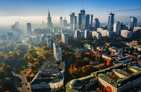 Skyline von Warschau mit hebstlich gefaerbten Baeumen   | © Gettyimages.com/Antagain