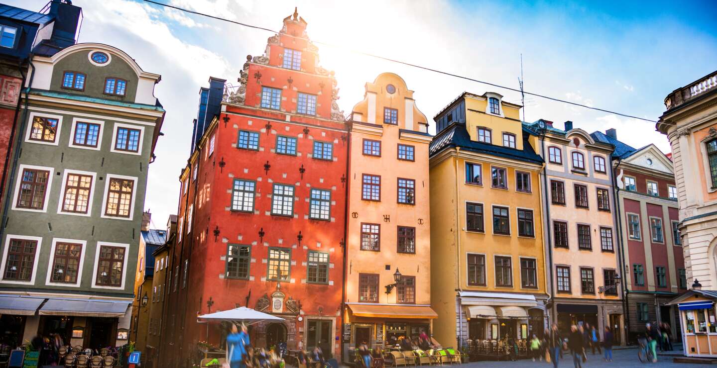Alte Stadt und Stadtplatz mit bunten Häusern in Stockholm in Schweden  | © Gettyimages.com/Leonardo Patrizi