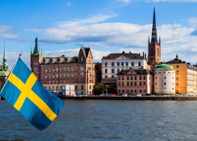 Stockholm, Schweden. Panorama der Altstadt und der Kirche an einem schönen Fruehlingstag mit Flagge | © Gettyimages.com/Leonardo Patrizi