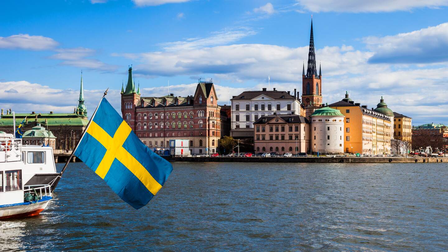 Stockholm, Schweden. Panorama der Altstadt und der Kirche an einem schönen Fruehlingstag mit Flagge | © Gettyimages.com/Leonardo Patrizi