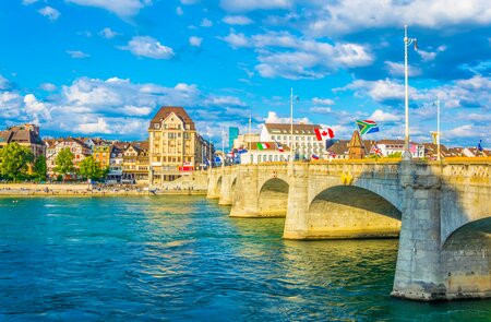 Rheinufer in Basel mit mittlere Bruecke | © Gettyimages.com/trabantos