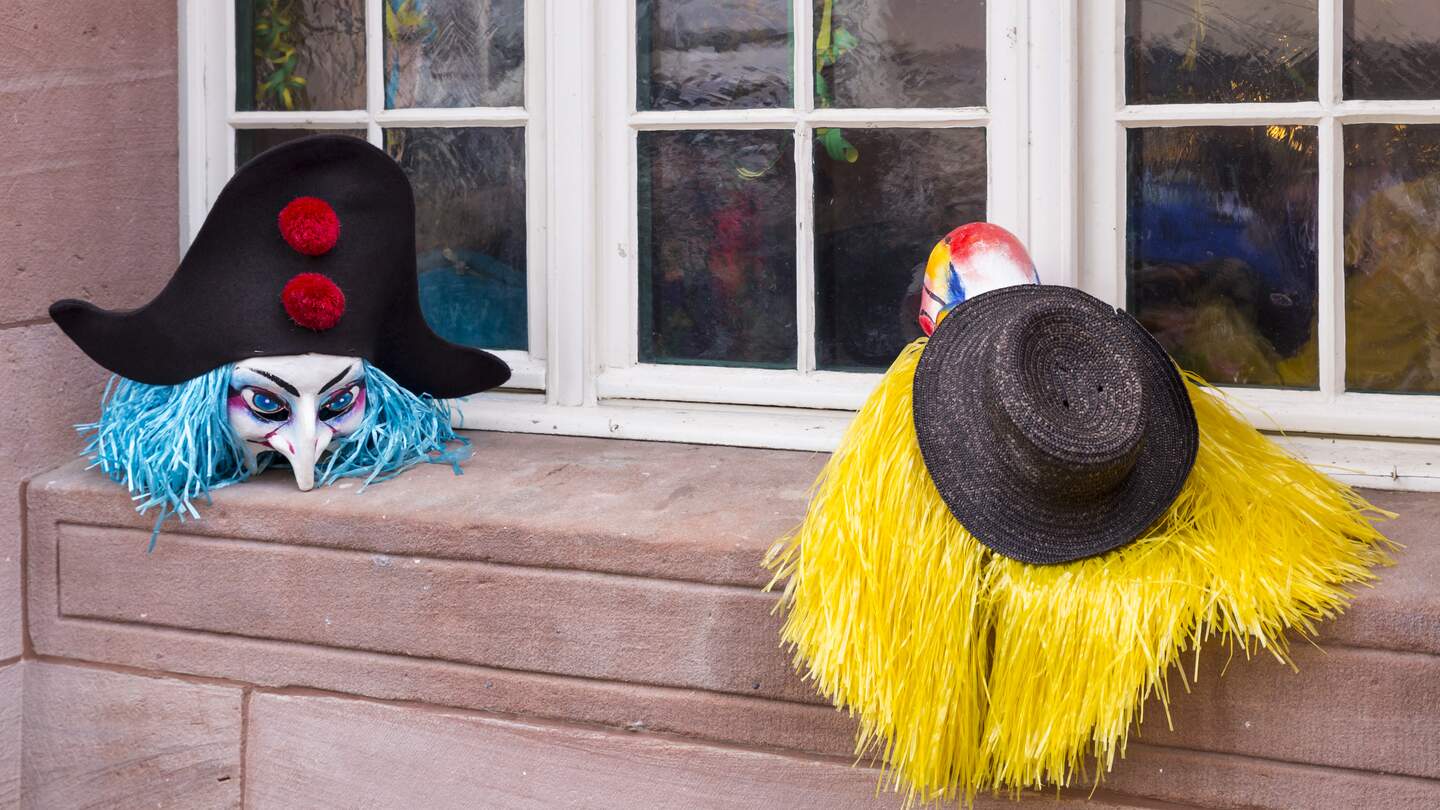 Karnevalsmasken auf einer Fensterbank in Basel | © Gettyimages.com/Helior