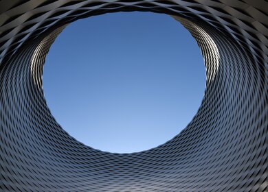 Architektonisches Merkmal - Halle zum Himmel offen in Basel | © Gettyimages.com/Rafael_Wiedenmeier