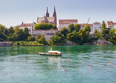 Malerische Aussicht auf Rheinufer mit der Faehre in Basel | © Gettyimages.com/encrier