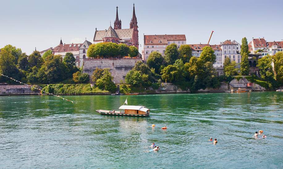 Malerische Aussicht auf Rheinufer mit der Faehre in Basel | © Gettyimages.com/encrier