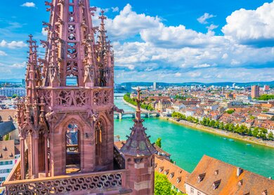 Rheinufer in Basel dominiert von der majestaetischen Münsterkirche | © Gettyimages.com/trabantos