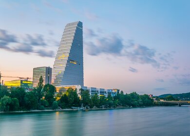 Blick auf den Rhein und den Roche Turm in Basel am Abend | © Gettyimages.com/trabantos
