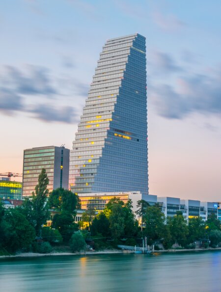 Blick auf den Rhein und den Roche Turm in Basel am Abend | © Gettyimages.com/trabantos