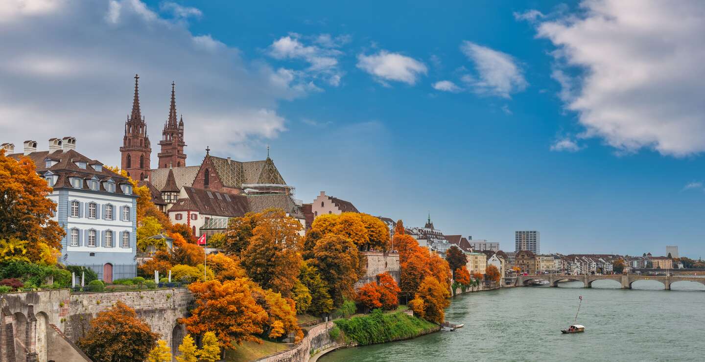 Blick auf die Skyline von Basel im Herbst | © Gettyimages.com/Noppasin Wongchum