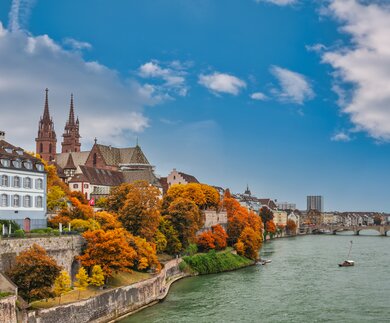Blick auf die Skyline von Basel im Herbst | © Gettyimages.com/Noppasin Wongchum