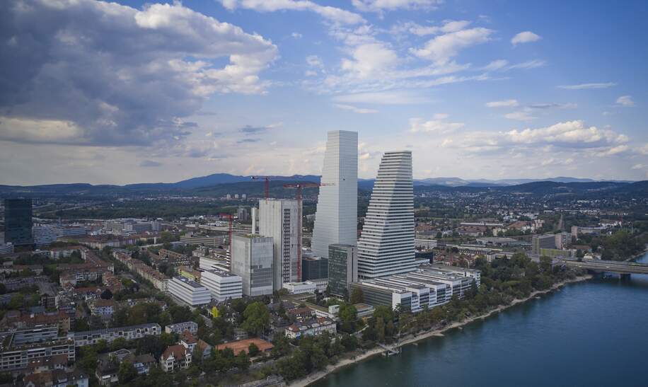 Die gesamte Skyline von Basel an einem bewoelkten Tag | © Gettyimages.com/Gabriel Brodbeck