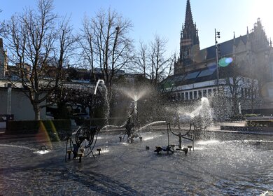 Der beruehmte Tinguely-Brunnen im Zentrum von Basel neben dem Theater. | © Gettyimages.com/Rafael_Wiedenmeier