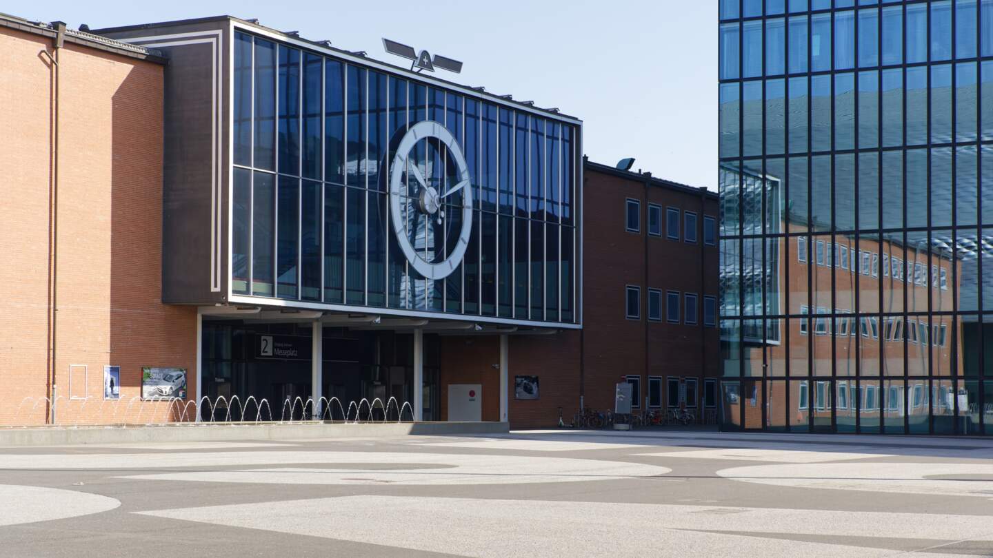 Ausstellung Art Basel - Außen- und Eingang am Messeplatz in Basel, bei Tagessonne | © Gettyimages.com/Media Castle