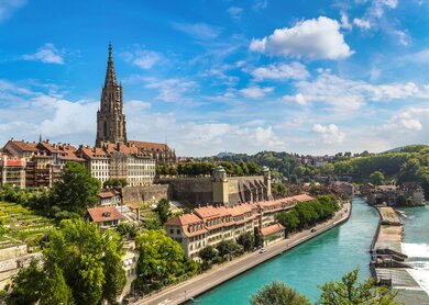 Panoramablick auf Bern und das Berner Muenster | © Gettyimages.com/bloodua
