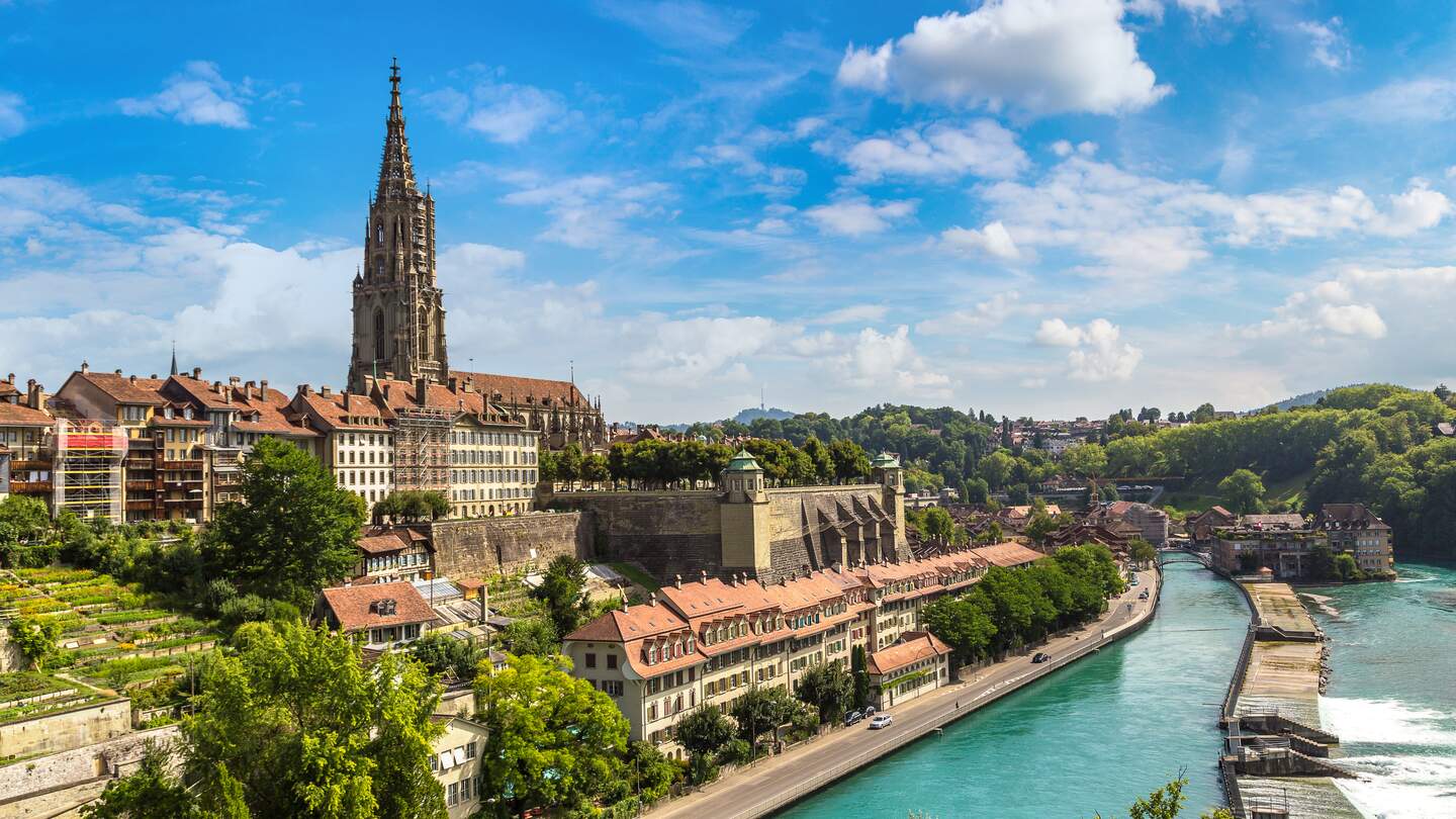 Panoramablick auf Bern und das Berner Muenster | © Gettyimages.com/bloodua