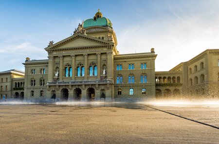 Blick auf das Bundeshaus in Bern, schweizer Parlamentsgebaeude | © Gettyimages.com/Markus Thoenen