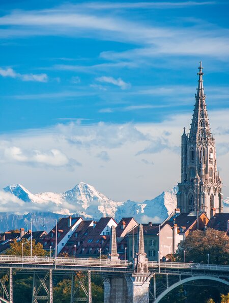 Blick auf Berge und den Muensterturm in Bern | © Gettyimages.com/Haidamac