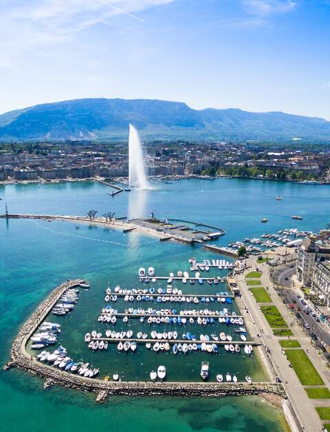 Luftaufnahme des Hafens am Genfer Sees mit Fontaene Jet'Eau | © Gettyimages.com/sam74100