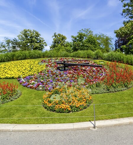 Beruehmte Blumenuhr in voller Boeuete in Genf bei Tag | © Gettyimages.com/Elenarts108