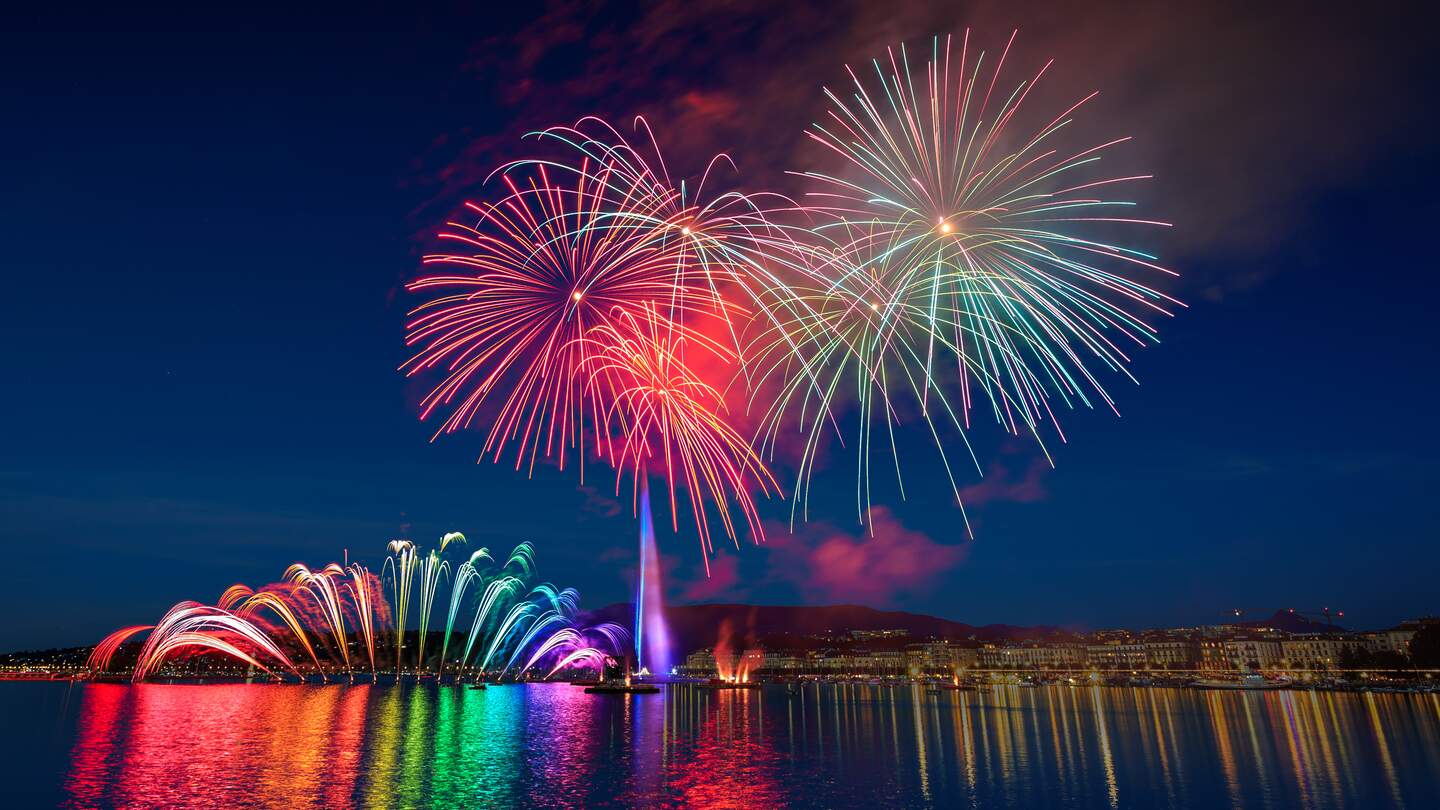 Feuerwerk ueber dem Genfer See zum Fêtes de Genève bei Nacht | © Gettyimages.com/gui00878