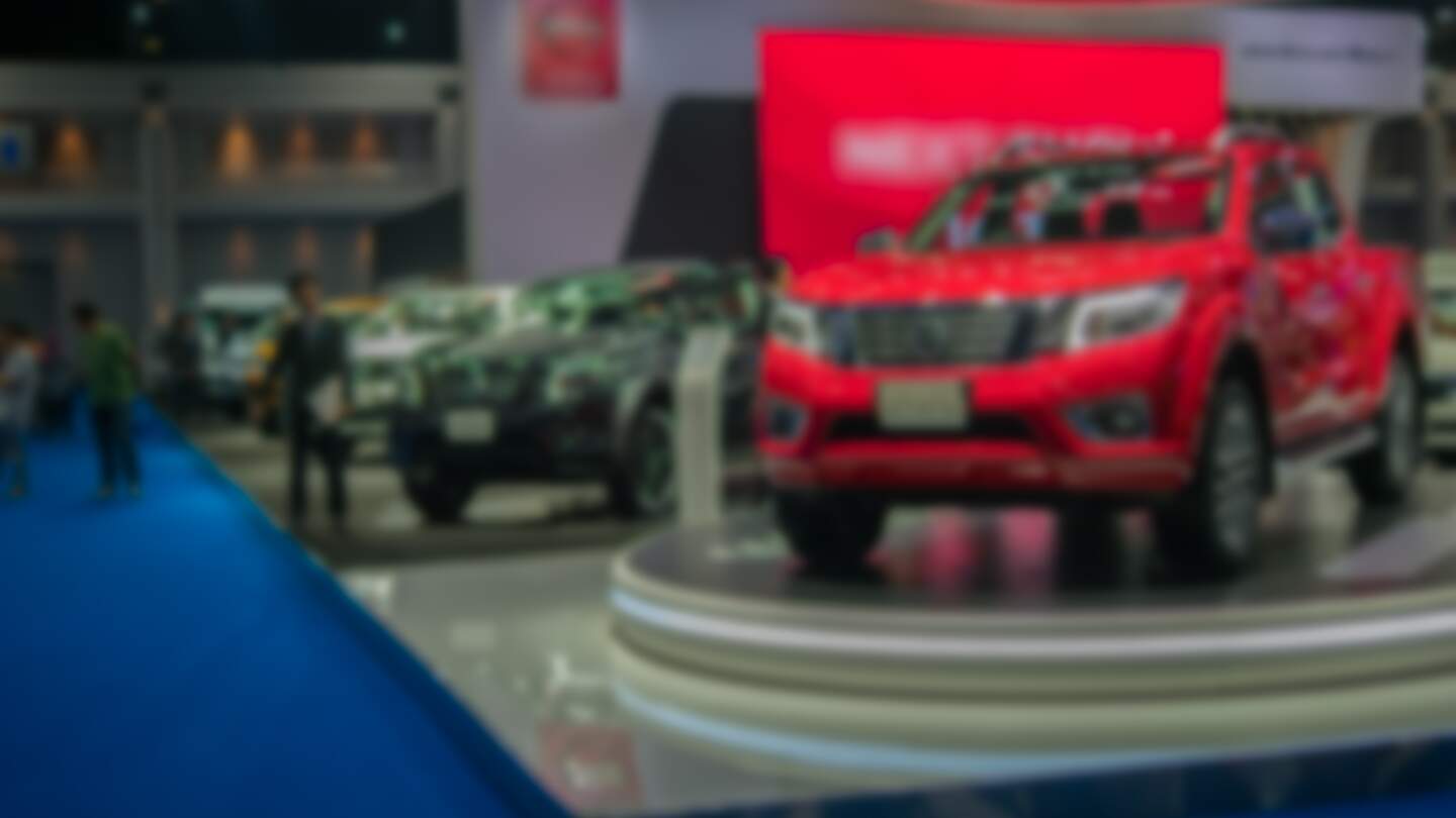 Ansicht des Autosalon der Ausstellung mit unscharfem Hintergrund | © Gettyimages.com/Mongkolchon Akesin
