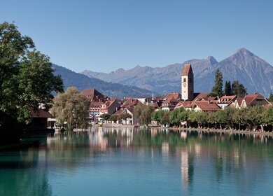 Blick über den Brienzer See auf interlaken mit einem Berggipfel im Hintergrund | © GettyImages.com/YANG WANG