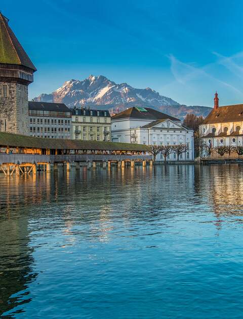 eine ueberdachte Holzsteg spanning diagonal ueber Reuss in der Stadt Luzern  | ©  gettyimages.com/Luis Leamus