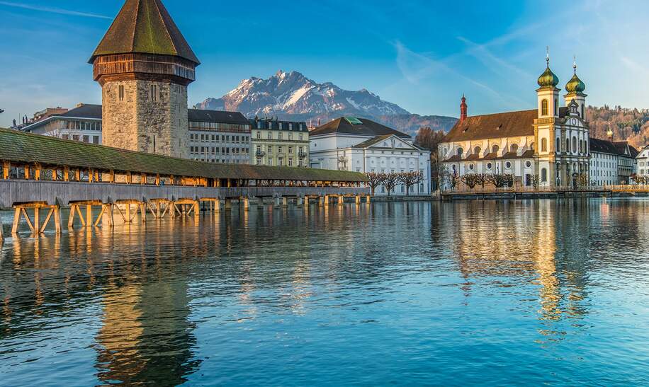 eine ueberdachte Holzsteg spanning diagonal ueber Reuss in der Stadt Luzern  | ©  gettyimages.com/Luis Leamus