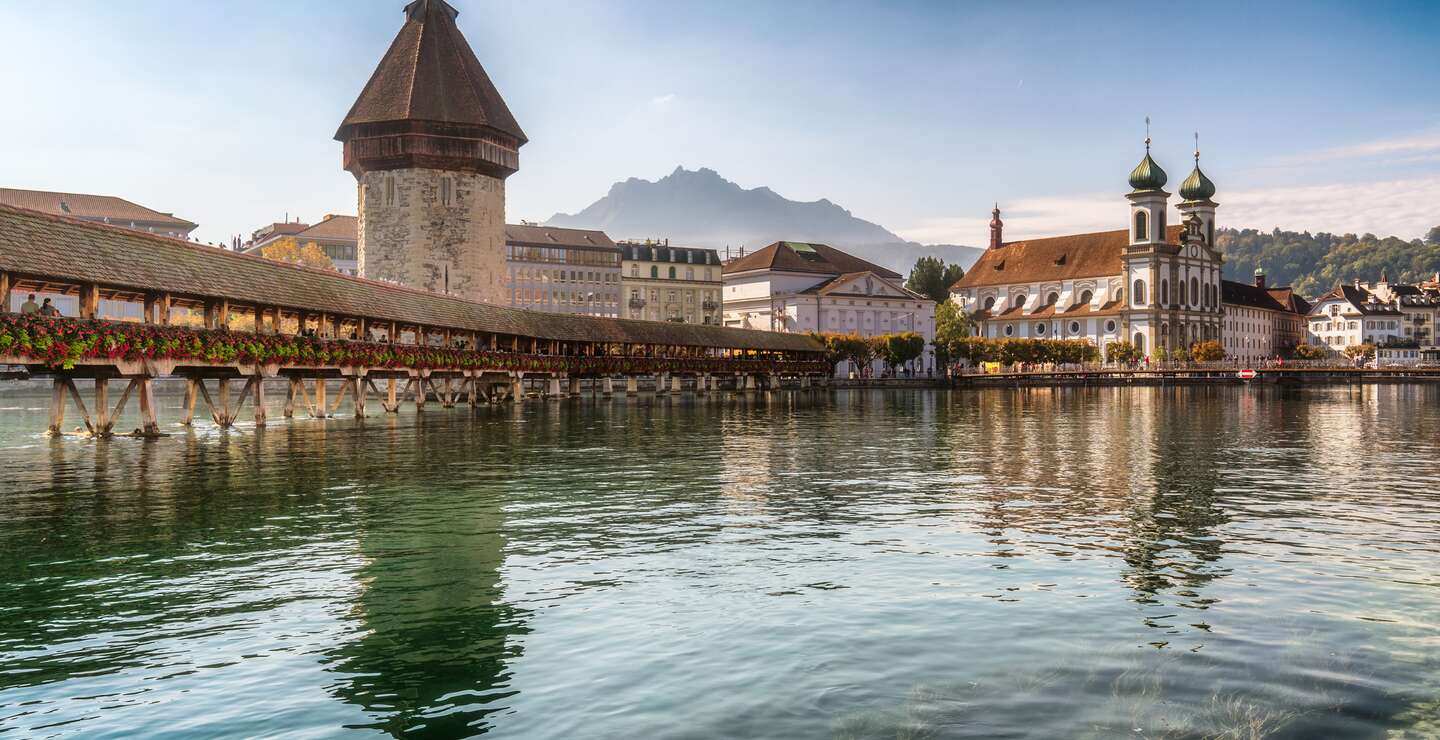 Die Kapellbruecke und die Jesuitenkirche praegen die Schoenheit der Stadt und das praechtige Wahrzeichen, Luzern, Schweiz | © Gettyimages.com/jaczhou