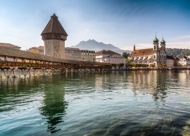Die Kapellbruecke und die Jesuitenkirche praegen die Schoenheit der Stadt und das praechtige Wahrzeichen, Luzern, Schweiz | © Gettyimages.com/jaczhou