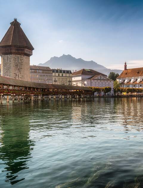 Die Kapellbruecke und die Jesuitenkirche praegen die Schoenheit der Stadt und das praechtige Wahrzeichen, Luzern, Schweiz | © Gettyimages.com/jaczhou