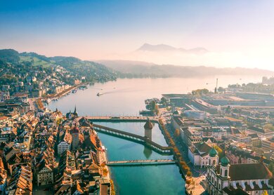 Hochwinkelansicht der Luzerner Altstadt Panorama vom Drohnenpunkt am Morgen. Luftaufnahme der Luzerner Altstadt | © Gettyimages.com/jeczhou