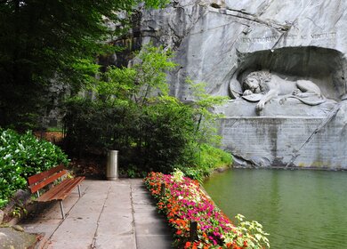 Das traurige Loewendenkmal von Luzern, das an die Schweizergarde erinnert, die 1792 waehrend der Franzoesischen Revolution massakriert wurde | © Gettyimages.com/nevereverro