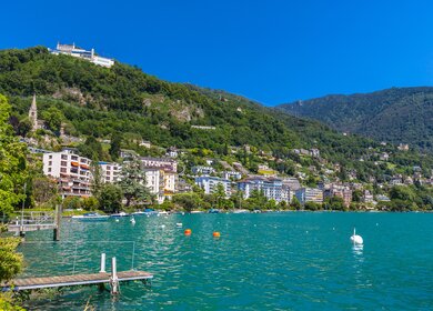 Wunderschoener Blick auf den Genfer See und Montreux bei Sonnenschein | © GettyImages.com/VogelSP 