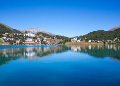 St. Moritz an einem strahlend sonnigen Tag in der Schweiz | © Gettyimages.com/rothivan