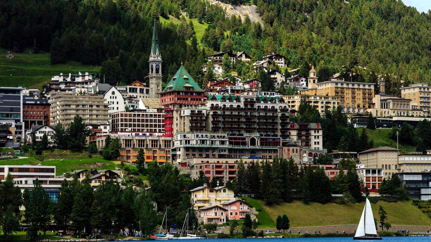 Blick auf St. Moritz mit einem Segelboot auf dem See im Sommer | © Gettyimages.com/