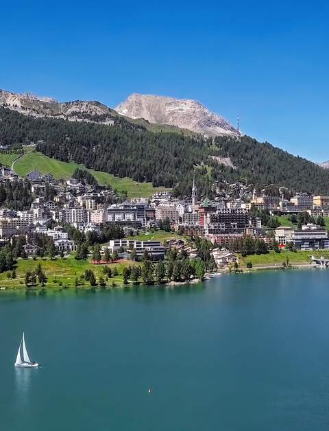 Luftbild von St. Moritz (Sankt Moritz), demhochalpinen Ferienort im Graubunden | © Gettyimages.com/rusmx