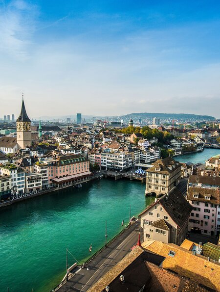  eine Panoramaansicht von Zuerich mit dem Fluss Limmat | © Gettyimages.com/ALEKSANDAR GEORGIEV