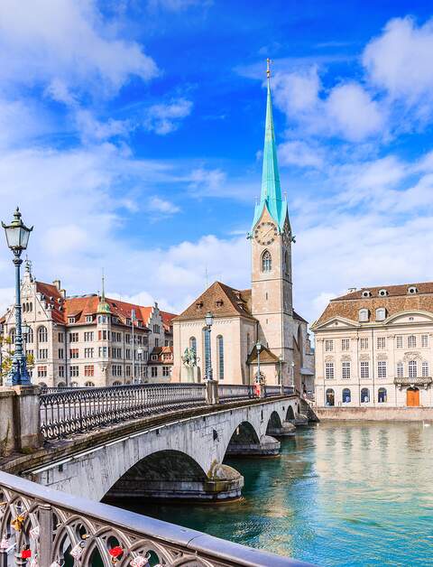  die Fraumuensterkirche in Zuerich mit ihrem markanten blauen Turm, die sich malerisch am Flussufer erhebt. | ©  Gettyimages.com/SCStock