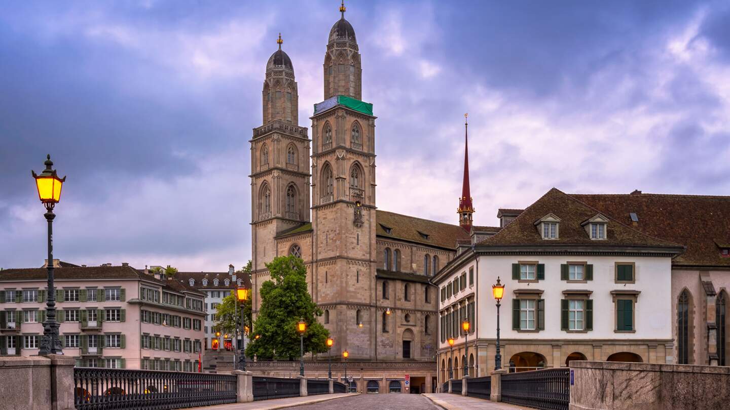  die Grossmuensterkirche in Zuerich mit ihren markanten Zwillingstuermen, die sich majestaetisch über die Altstadt erheben | © Gettyimages.com/2016 Andrey Omelyanchuk