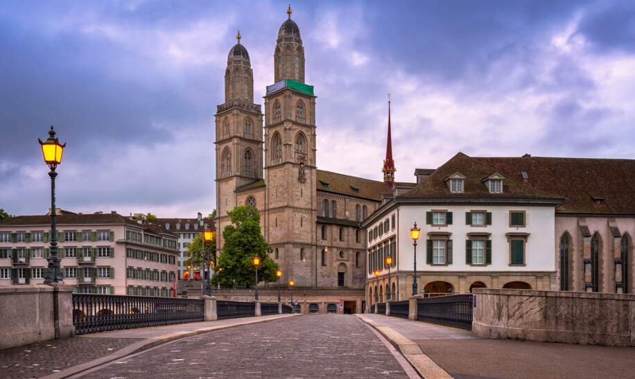  die Grossmuensterkirche in Zuerich mit ihren markanten Zwillingstuermen, die sich majestaetisch über die Altstadt erheben | © Gettyimages.com/2016 Andrey Omelyanchuk