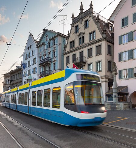 Strassenbahn durch Zuerich | © Gettyimages.com/kavalenkau