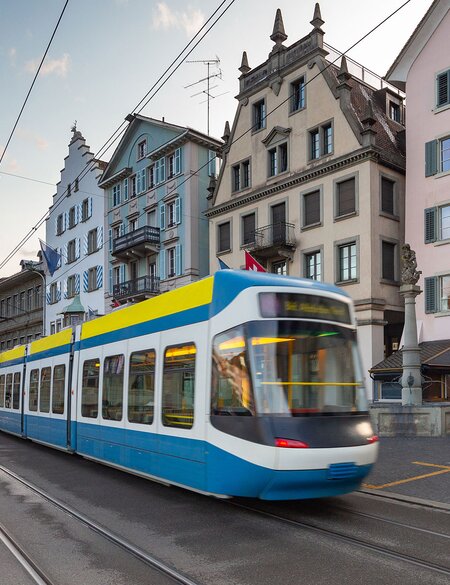 Strassenbahn durch Zuerich | © Gettyimages.com/kavalenkau