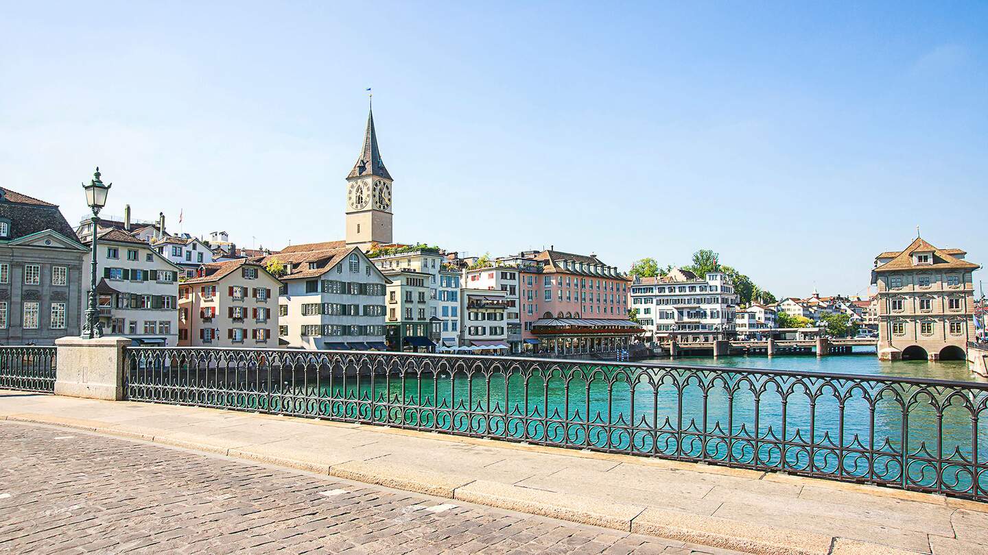 Ufer des Zuerichsees in der Schweiz | ©  Gettyimages.com/Roman Babakin